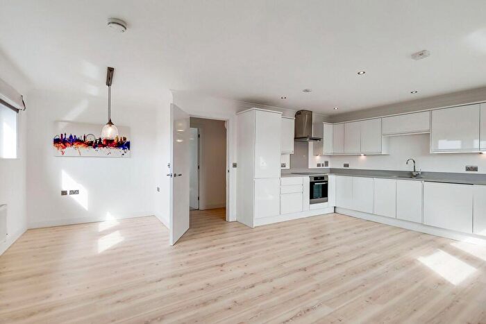 3 Bedroom Flat To Rent In Hardinge Street, Limehouse, London, E1