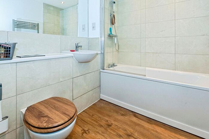 2 Bedroom Flat For Sale In Vicus Way, Maidenhead, Berkshire, SL6
