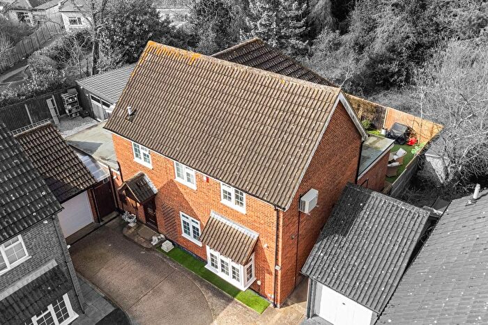 4 Bedroom Detached House For Sale In Newland Close, Pinner, HA5