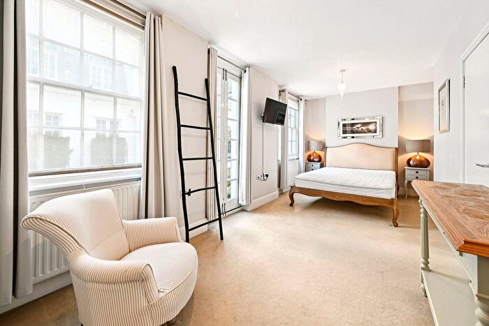 3 Bedroom Mews To Rent In Eaton Mews North, London, SW1X