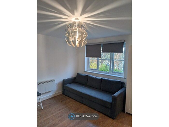 1 Bedroom Flat To Rent In Stevenson Court, London, SE6