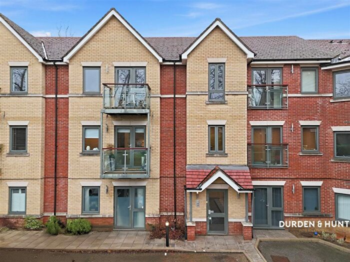 3 Bedroom Flat For Sale In Buckhurst Way, Honeysuckle Court Buckhurst Way, IG9