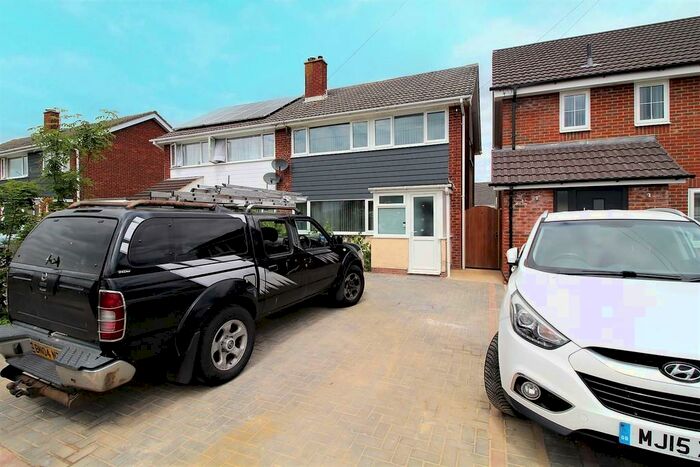 3 Bedroom Semi-Detached House To Rent In Mendips Road, Fareham, PO14