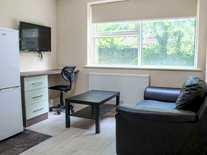 1 Bedroom Apartment To Rent In Headingley Lane, Leeds, West Yorkshire, LS6