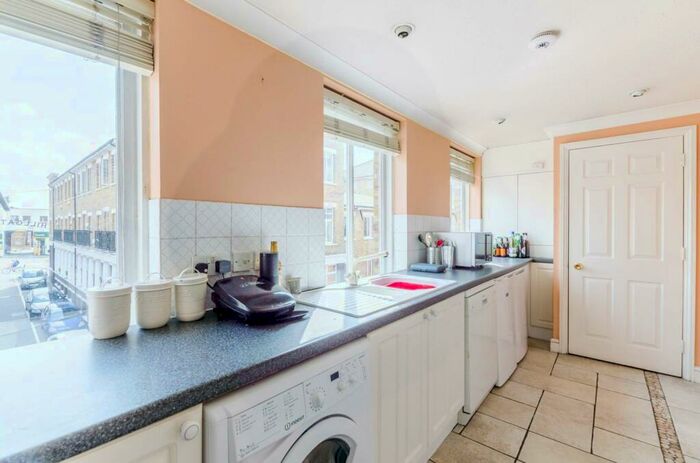 2 Bedroom Flat To Rent In Hillgate Place, Balham, London, SW12