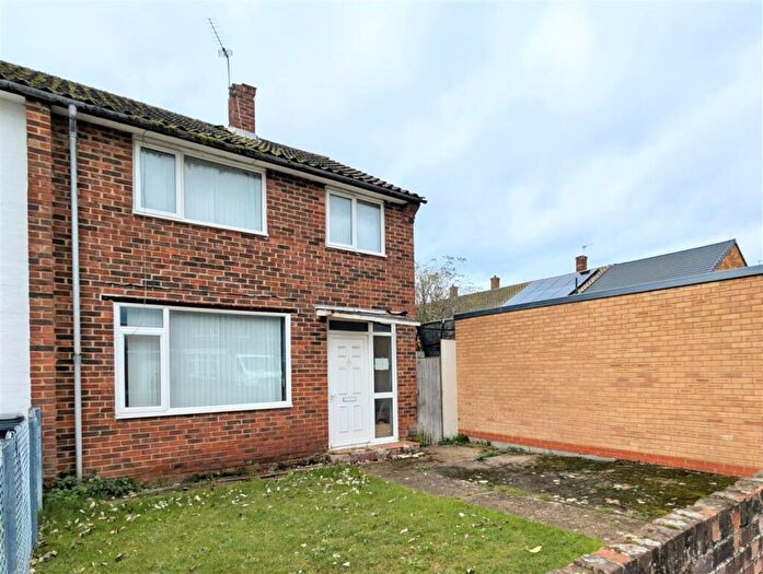 3 Bedroom End Of Terrace House For Sale In Hetherington Close, Slough, SL2