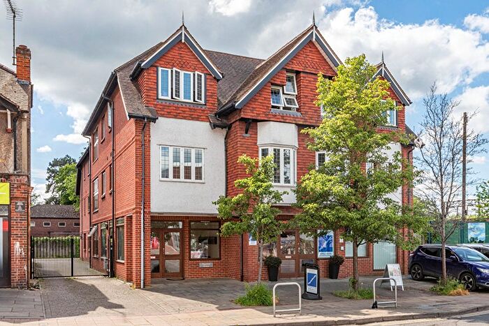 2 Bedroom Flat For Sale In West Byfleet, Surrey, KT14