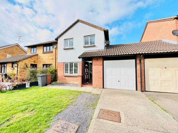 3 Bedroom Semi-Detached House To Rent In Bonington Chase, Chelmsford, CM1