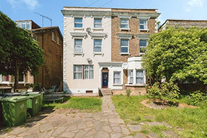 2 Bedroom Flat For Sale In Hainault Road, London, E11