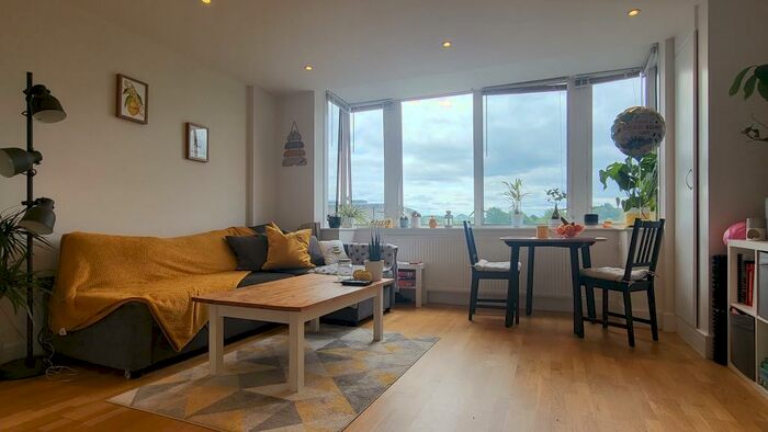 1 Bedroom Flat To Rent In Apex House, RG12