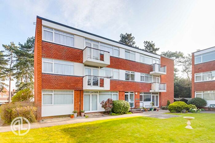 2 Bedroom Apartment For Sale In Sollershott Hall, Letchworth Garden City, SG6