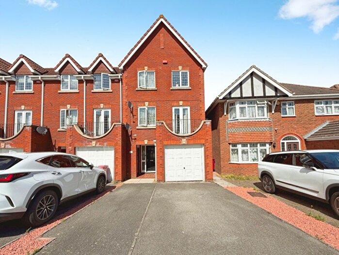 4 Bedroom End Of Terrace House For Sale In Grasholm Way, Langley, SL3