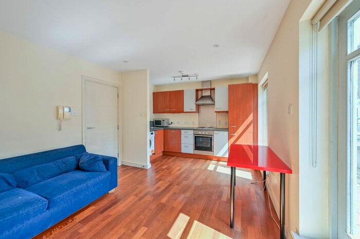 2 Bedroom Flat To Rent In Upper Tooting Road, Tooting Bec, London, SW17