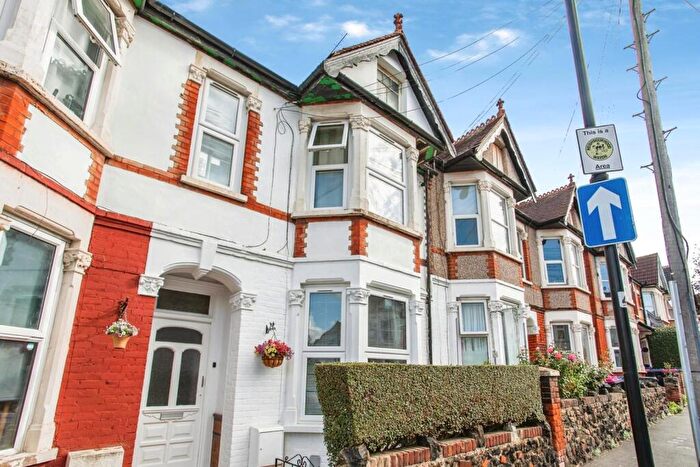 1 Bedroom Flat For Sale In Silverdale Avenue, Westcliff-on-Sea, Essex, SS0