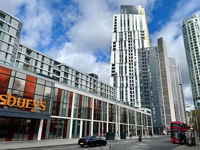 5 Bedroom Flat To Rent In Carnation Way, London, SW8