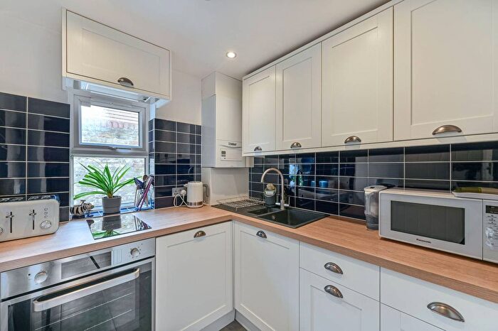 2 Bedroom Flat To Rent In .Hinton Road, Herne Hill, London, SE24