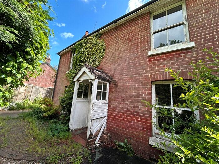 2 Bedroom Detached House For Sale In Winchester Road, Shedfield, Southampton, SO32
