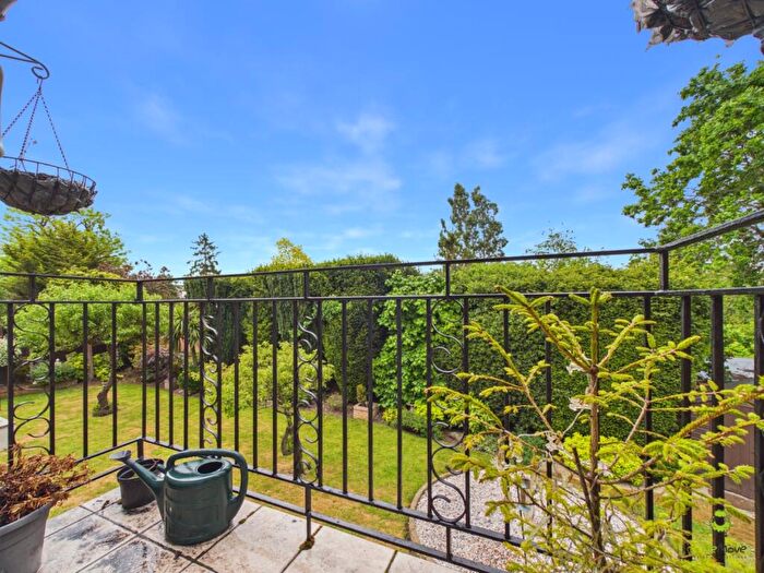 1 Bedroom Apartment For Sale In Warren Road, Bexleyheath, Kent, DA6