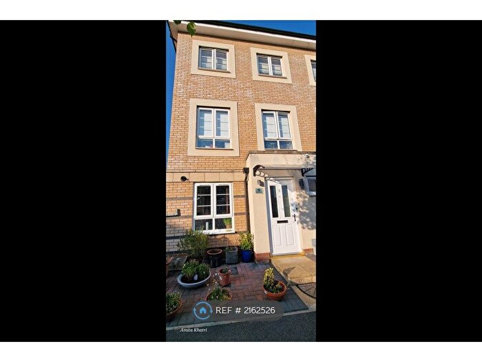 4 Bedroom Semi-Detached House To Rent In Kings Reach, Slough, SL3