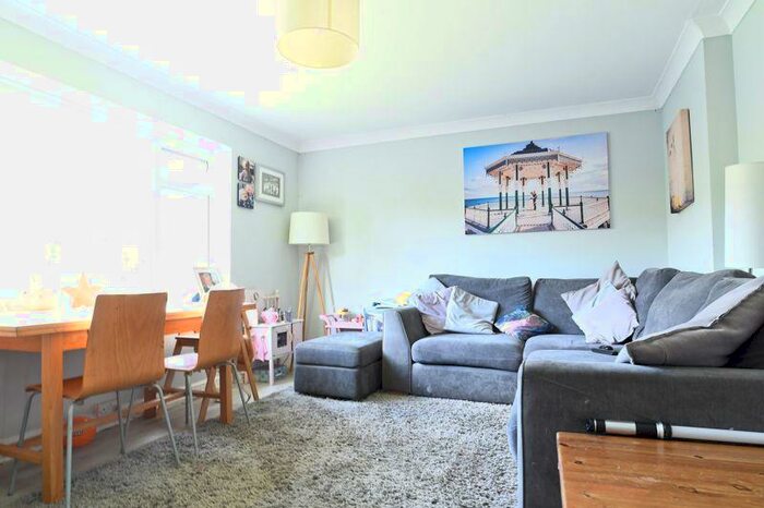 3 Bedroom Flat To Rent In Cliveden Close, Brighton, BN1