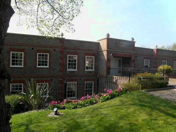 2 Bedroom Flat To Rent In Treetops, The Mount, Caversham, RG4