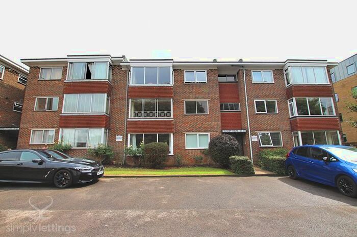 2 Bedroom Flat To Rent In Goldstone Crescent, Hove, BN3