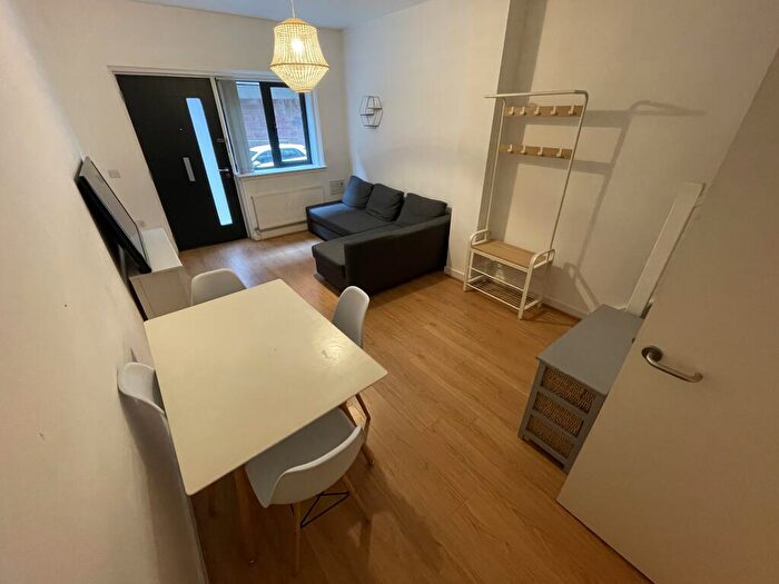 2 Bedroom Apartment To Rent In Shaws Alley, L1