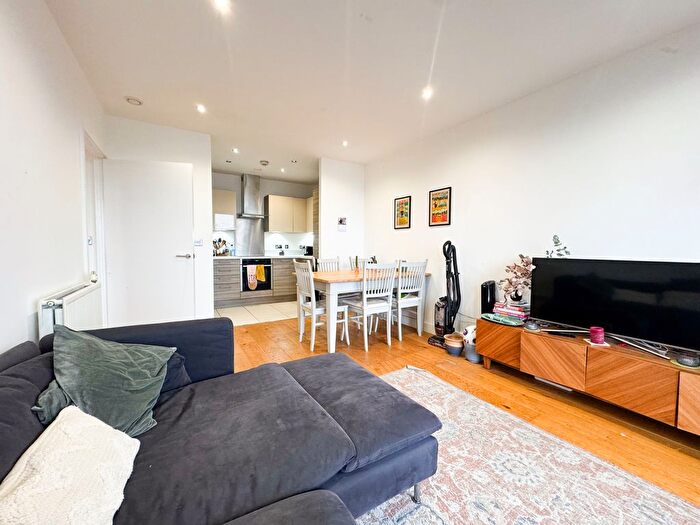 2 Bedroom Flat To Rent In Lee Street, Hackney, London, E8