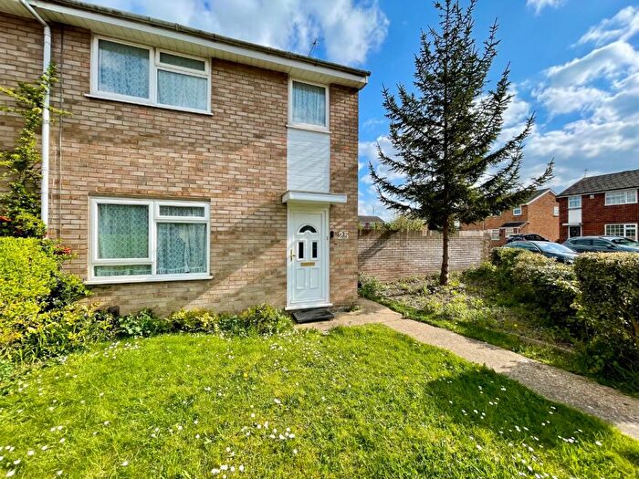 3 Bedroom Semi Detached House For Sale In Bembridge Gardens, Luton, Bedfordshire, LU3