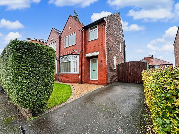 3 Bedroom Semi-detached House For Sale In Polefield Road, Prestwich, M25