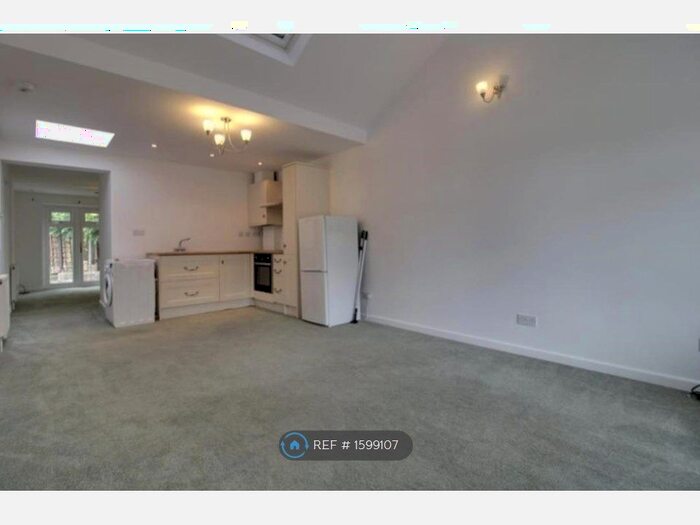 1 Bedroom Semi-Detached House To Rent In Lavenham Drive, Reading, RG5