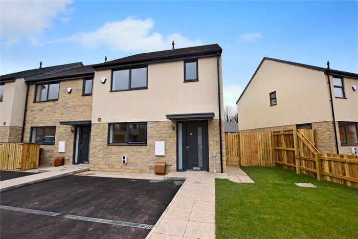 3 Bedroom Town House To Rent In Park Meadow Lane, Leeds, LS12