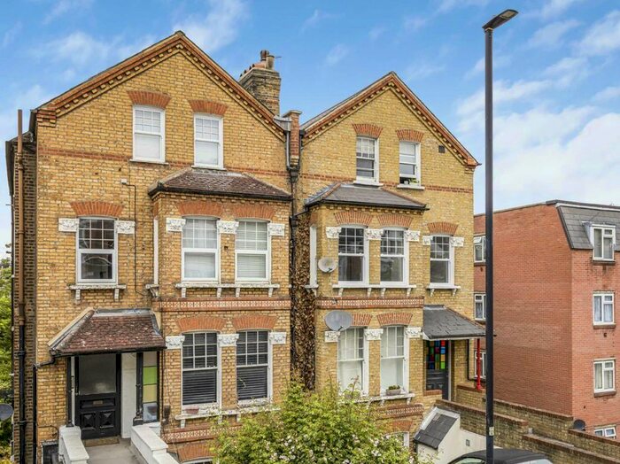 2 Bedroom Flat To Rent In Knollys Road, London, SW16