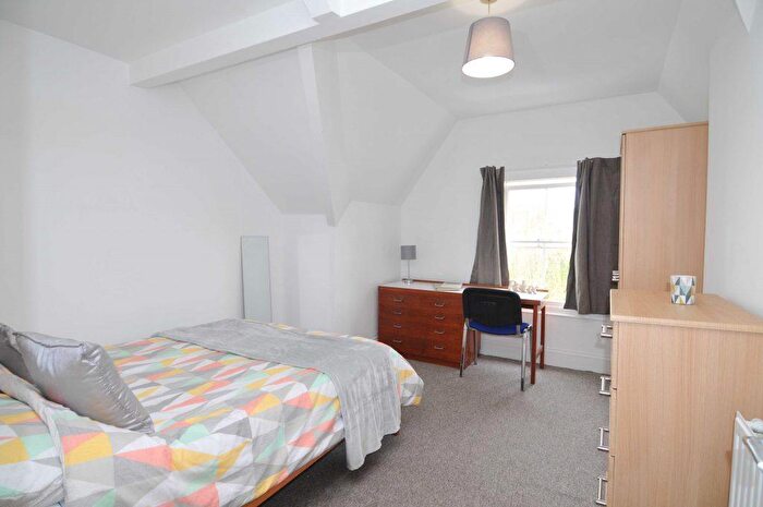 3 Bedroom Apartment To Rent In Napier Terrace, Top Floor Flat, PL4
