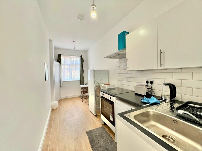 Studio To Rent In Deanscroft Avenue, London, NW9