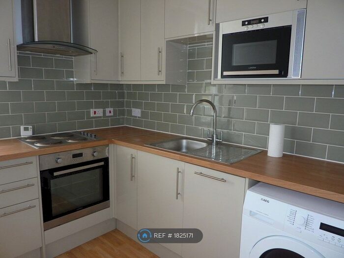 3 Bedroom Flat To Rent In Archway Road, London, N6