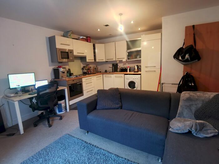 1 Bedroom Flat To Rent In Barnfield House, Salford Approach, M3