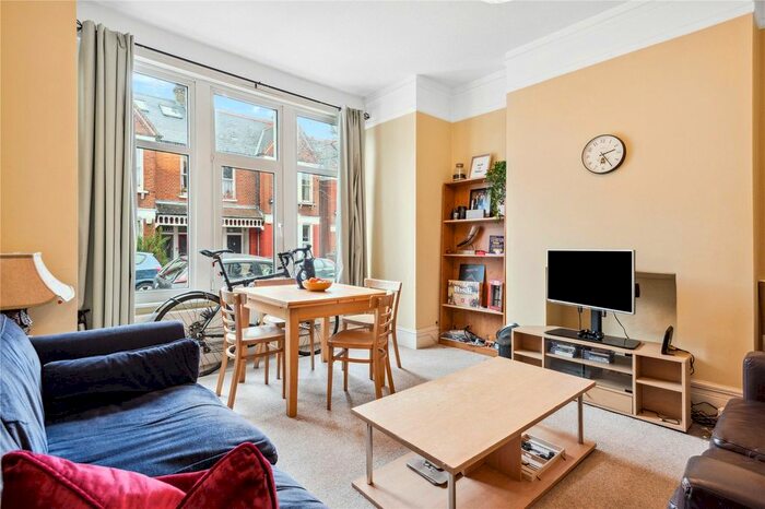2 Bedroom Flat To Rent In Lynn Road, London, SW12
