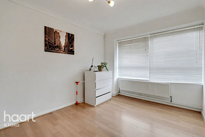 2 Bedroom Apartment For Sale In Eastern Avenue, Ilford, IG2