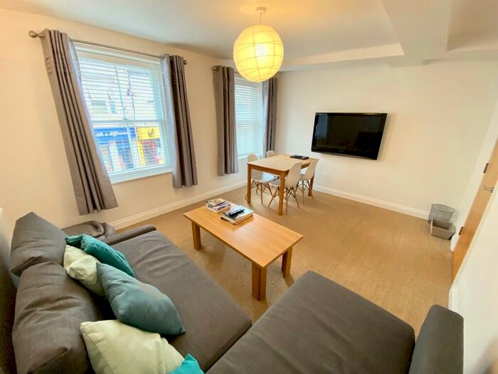 2 Bedroom Flat To Rent In High Street, Christchurch, Dorset, BH23