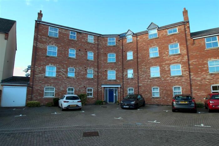 2 Bedroom Flat To Rent In Crowell Mews, Aylesbury, HP19