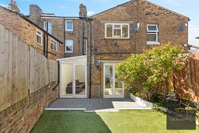 2 Bedroom Flat To Rent In Dalyell Road, London, SW9