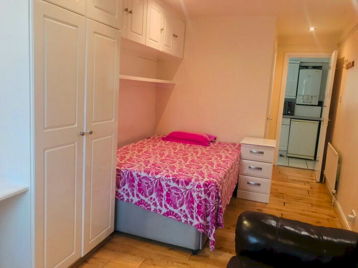 Apartment To Rent In Allendale Close, London, SE5