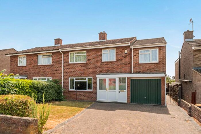 5 Bedroom Semi-Detached House For Sale In Haylands Way, Bedford, MK41