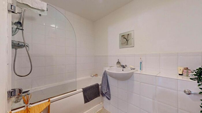 2 Bedroom Flat To Rent In Balham High Road, London, SW17
