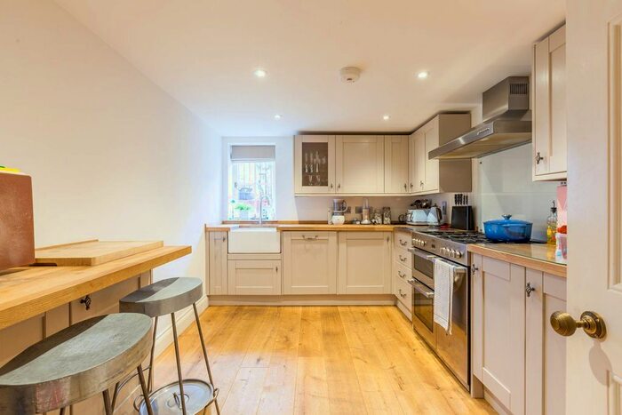 3 Bedroom Flat To Rent In Brixton Road, Brixton, London, SW9
