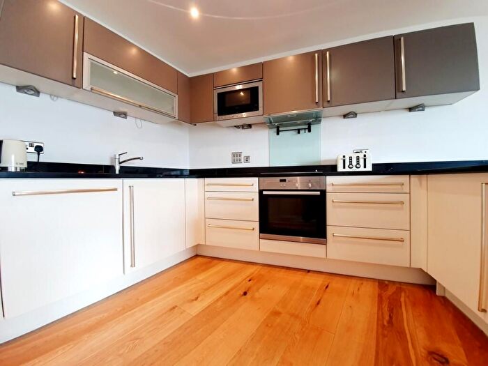 2 Bedroom Flat To Rent In Harrier House, SW11