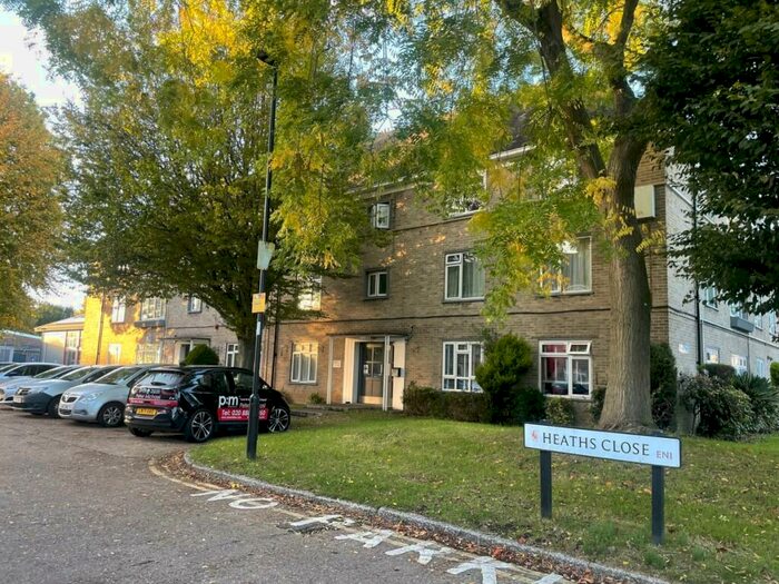 3 Bedroom Flat To Rent In Heath Close, Enfield, EN1