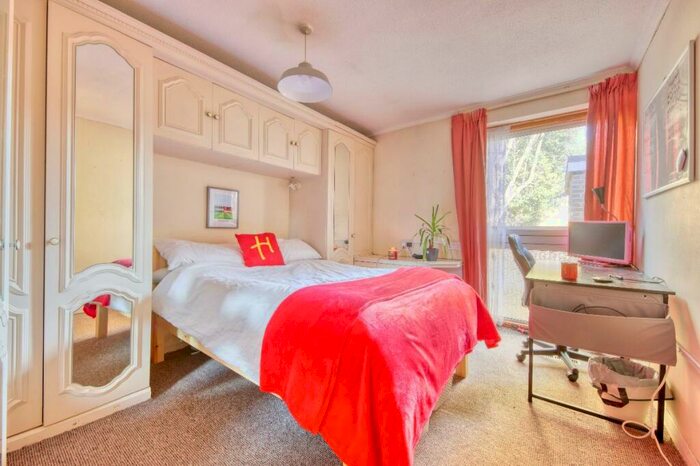 5 Bedroom Semi-Detached House To Rent In Bed Student Home - Ulcombe Gardens, Canterbury, CT2