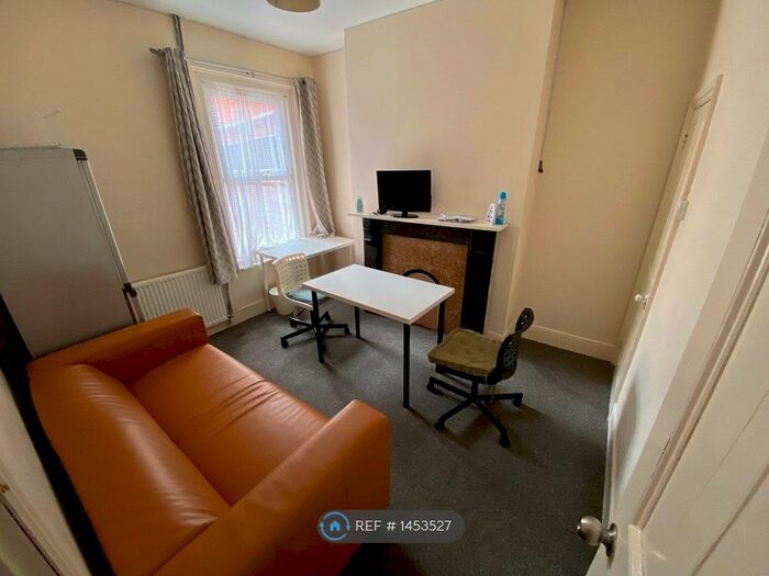 4 Bedroom Terraced House To Rent In Radstock Road, Reading, RG1